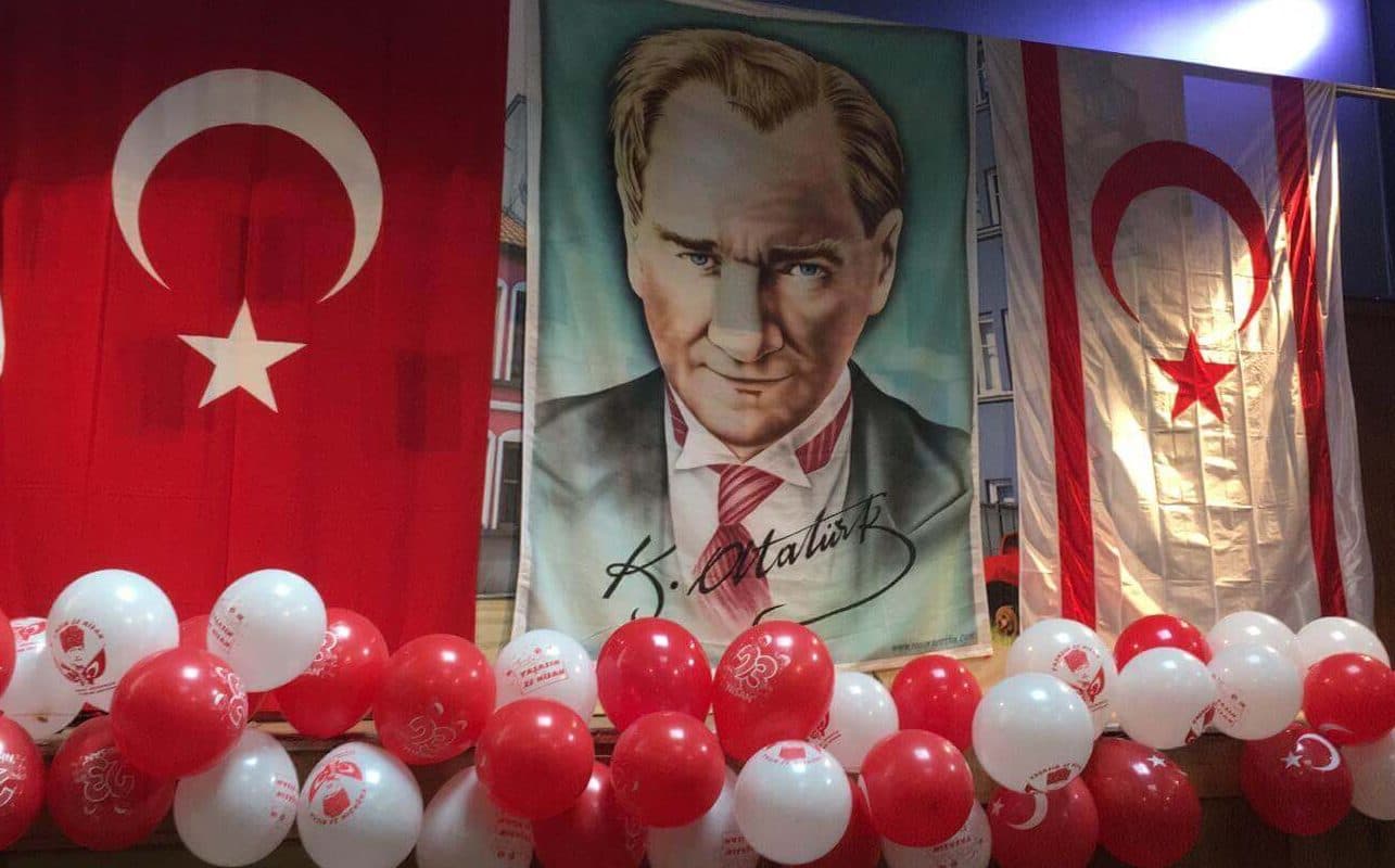 Bayram töreninde okul ailemizden bir grup fotoğrafı